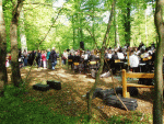 La foule à la Chapelle Saint Maur située dans la Forêt de Brotonne.  