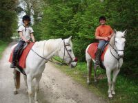 Sacha avec son papa Claude pour une balade au triple galop.