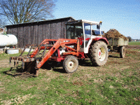 Tracteur avec la pince crocodile fermée.