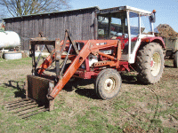 Tracteur avec la pince crocodile ouverte.